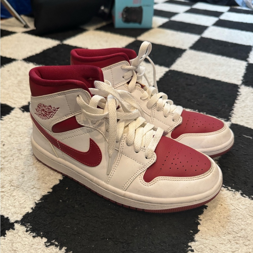 Mid Reverse Chicago Jordan 1’s Size 6.5W